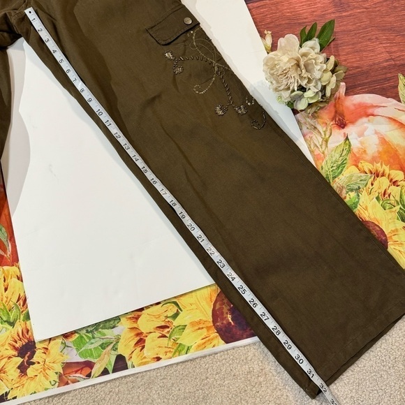 Coldwater Creek Tencel and Cotton Embellished Cargo Pants Olive Green Size 8 - Picture 8 of 10